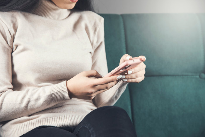 woman-with-smartphone