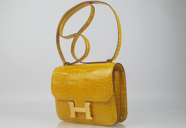 hermes-constance-iii-mini-poche-dos-alligator-lisse-jaune-ambre-ghw