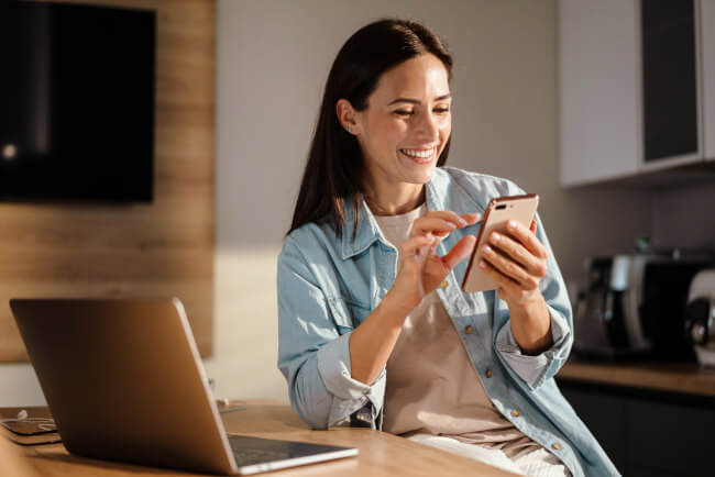 woman-smiling-with-phone